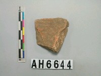 藏品(褐色夾砂陶片)的圖片